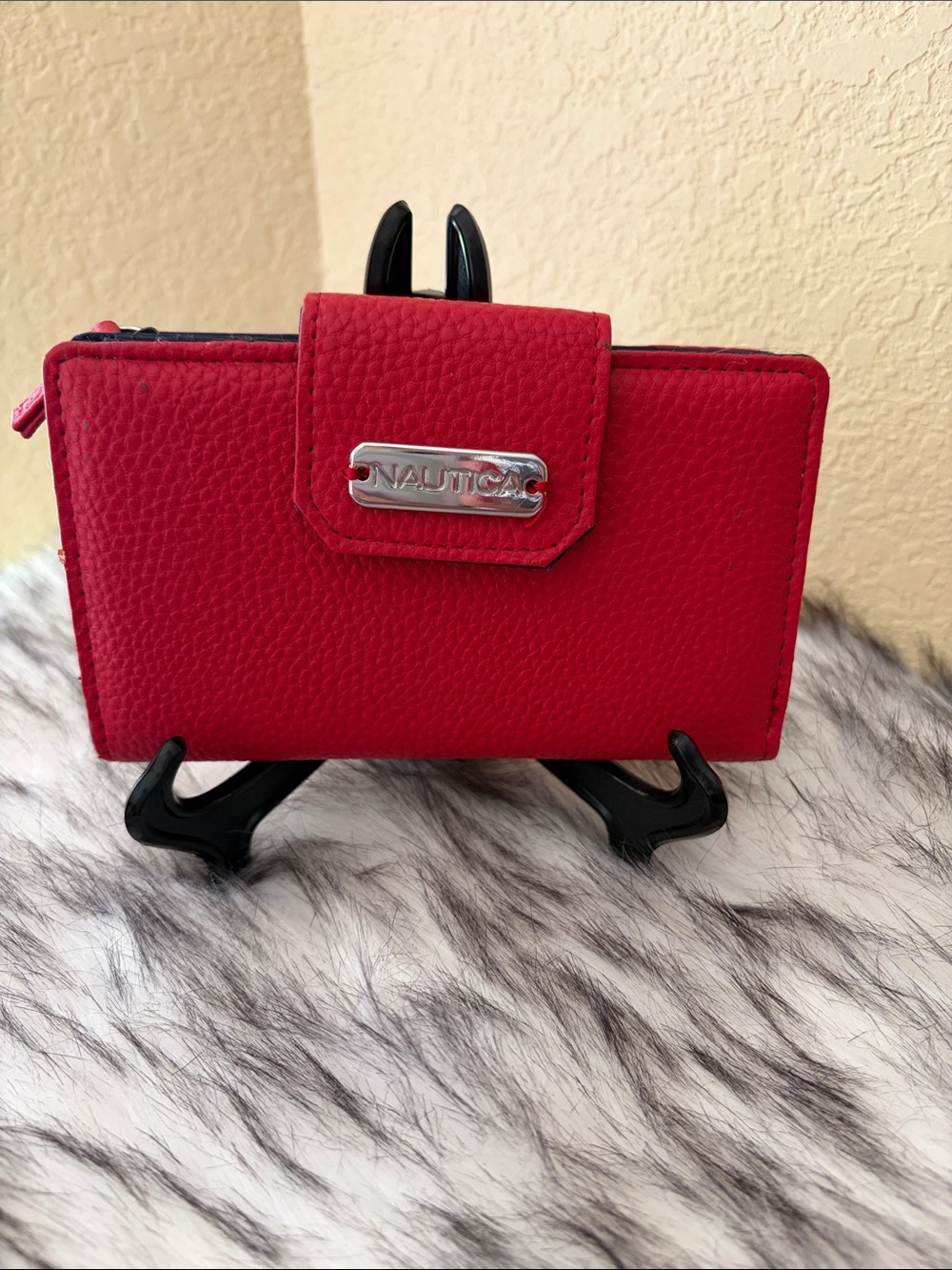 Náutica red wallet with RFID protection.